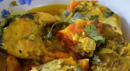 <b>hilsa fish curry</b>