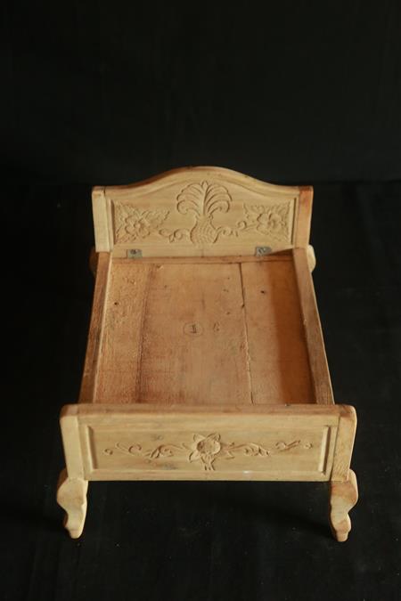 <b>bedstead</b>