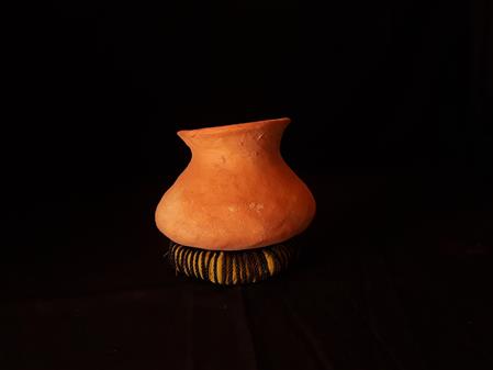<b>small glazed clay pot</b>